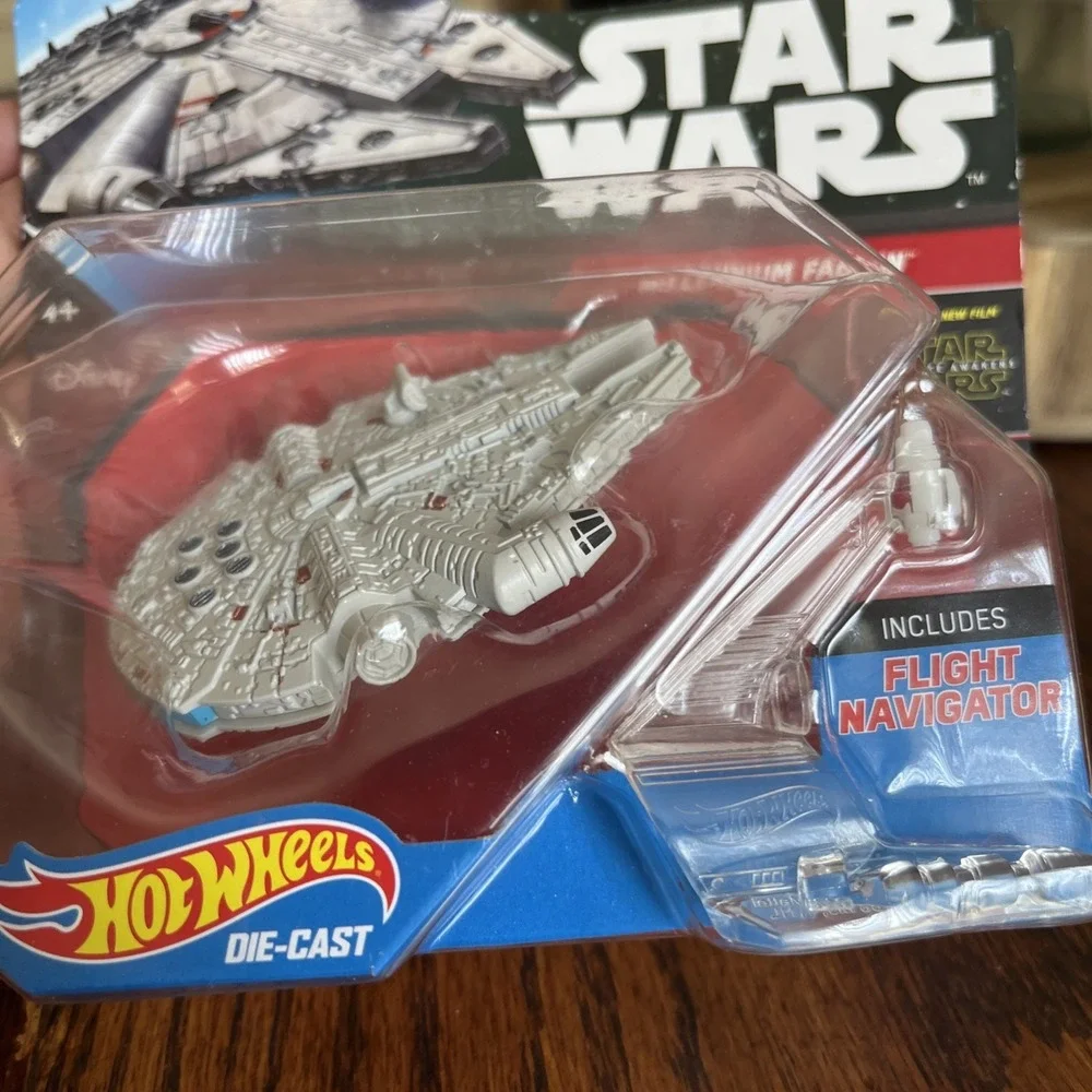STAR WARS FORCE AWAKENS MILLENNIUM FALCON HOT WHEELS DIE CAST W/FLIGHT NAVIGATOR